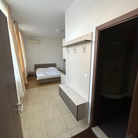 Airbnb Sea Diamond Апартамент *
